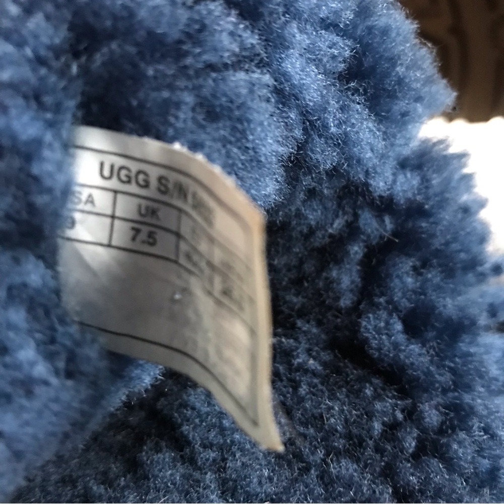 UGG Bailey Button II Boot - Picture 8 of 10